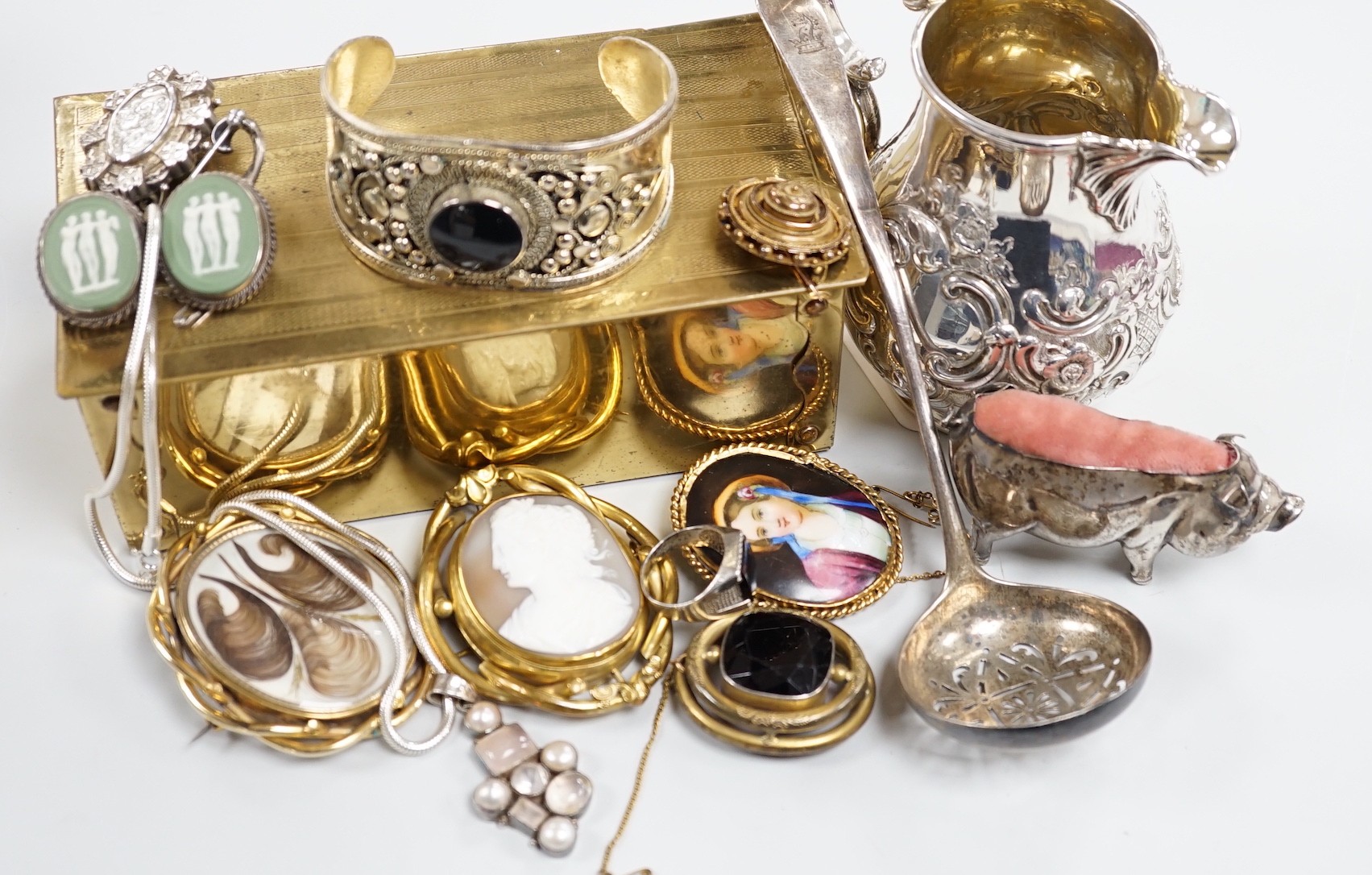 Mixed silver and jewellery items, including a George V silver mounted pig pin cushion, a Victorian silver cream jug, George III silver sifter spoon, fob seal, pendant's Victorian yellow metal niello and banded agate broo
